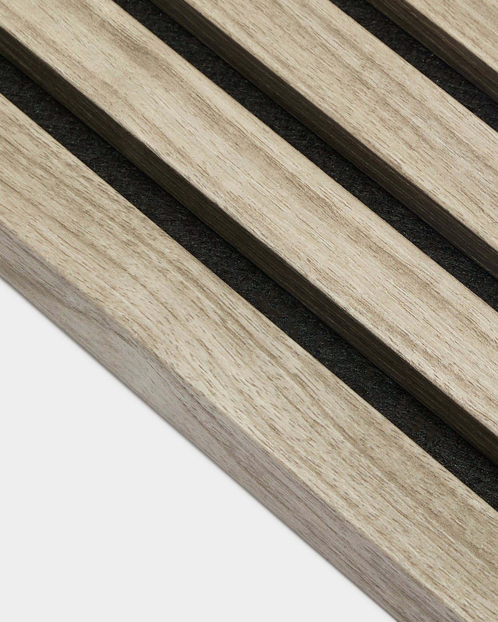 Primer plano de la lámina final WoodUpp Akupanel en roble envejecido, 2,2 cm: lamas acústicas de roble nórdico claro con respaldo de fieltro black sobre un fondo blanco.